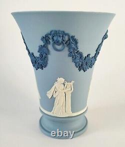 Vase tricolore en jaspe Wedgwood avec tête de lion et guirlande