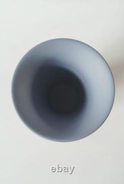 Vase trompette en jasperware Wedgwood Jasper Bleu et Portland Bleu Quatre Saisons Vase trompette en jasperware Wedgwood Jasper Bleu et Portland Bleu Quatre Saisons