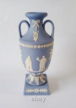 Vase trophée à deux anses en jaspe Wedgwood bleu