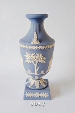 Vase trophée à deux anses en jaspe Wedgwood bleu