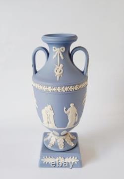 Vase trophée à deux anses en jaspe Wedgwood bleu