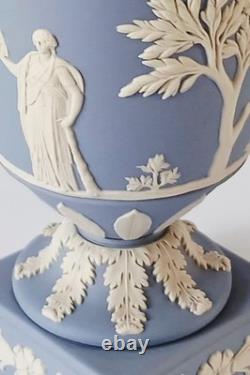 Vase trophée à deux anses en jaspe Wedgwood bleu