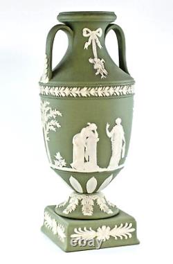 Vase trophée en piédestal Jasperware vert Wedgwood vintage Apollo Muses 1957