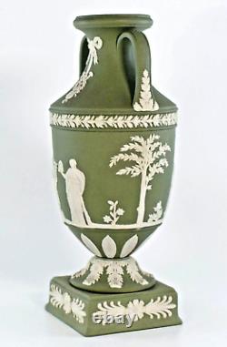 Vase trophée en piédestal Jasperware vert Wedgwood vintage Apollo Muses 1957