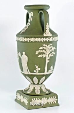 Vase trophée en piédestal de la période vintage Wedgwood en jaspe vert Apollo Muses 1957