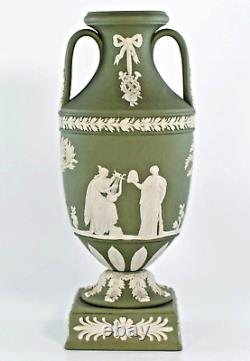 Vase trophée sur piédestal des Muses d'Apollon en jaspe vert Wedgwood vintage 1957