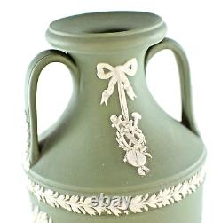 Vase trophée sur piédestal des Muses d'Apollon en jaspe vert Wedgwood vintage 1957