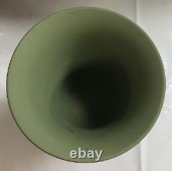 Vase urn en jaspe vert Wedgwood avec des figures blanches 7,5