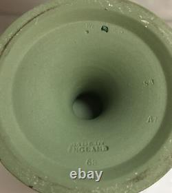 Vase urn en jaspe vert Wedgwood avec des figures blanches 7,5