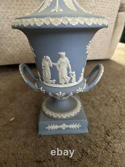 Vase urne couverte Campagna en Jasperware bleu Wedgwood