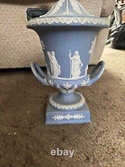 Vase urne couverte Campagna en Jasperware bleu Wedgwood