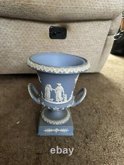 Vase urne couverte Campagna en Jasperware bleu Wedgwood