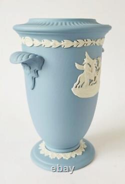 Vases Wedgwood en jaspe bleu avec les Muses arrosant Pégase, jasperware