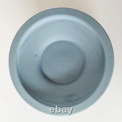 Vases Wedgwood en jaspe bleu avec les Muses arrosant Pégase, jasperware