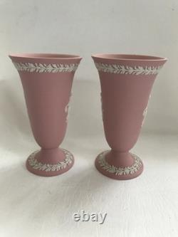 Vases Wedgwood en jasperware rose, motif floral de jeunes filles, en excellent état