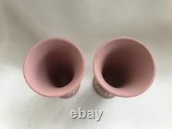 Vases Wedgwood en jasperware rose, motif floral de jeunes filles, en excellent état