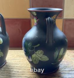 Vases à deux anses Wedgwood Jasper en basalte noir émaillé, 2 x 3, collection Capri Ware