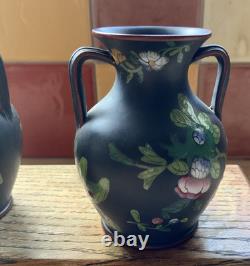 Vases à deux anses Wedgwood Jasper en basalte noir émaillé, 2 x 3, collection Capri Ware