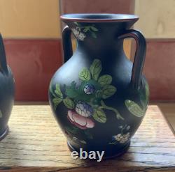 Vases à deux anses Wedgwood Jasper en basalte noir émaillé, 2 x 3, collection Capri Ware