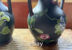 Vases à deux anses Wedgwood Jasper en basalte noir émaillé, 2 x 3, collection Capri Ware