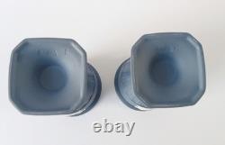 Vases à pied Wedgwood Jasper Portland bleus x 2 en jasperware