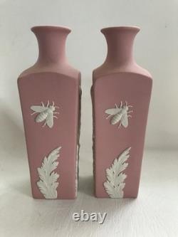 Vases bud en jaspe rose Wedgwood au motif d’abeille