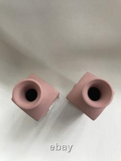 Vases bud en jaspe rose Wedgwood au motif d’abeille