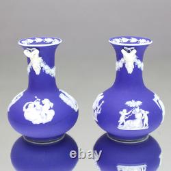 Vases dip bleu en jaspe, paire, Wedgwood vers 1850, reliefs, bleu, antique