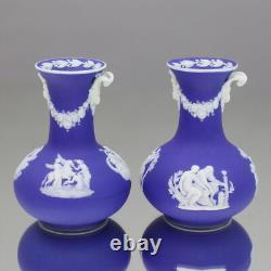 Vases dip bleu en jaspe, paire, Wedgwood vers 1850, reliefs, bleu, antique