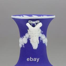 Vases dip bleu en jaspe, paire, Wedgwood vers 1850, reliefs, bleu, antique