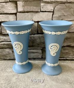 Vases en jaspe jasperware à motif de hippocampe en blanc sur bleu Wedgwood, paire, discontinués