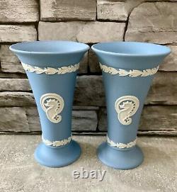 Vases en jaspe jasperware à motif de hippocampe en blanc sur bleu Wedgwood, paire, discontinués