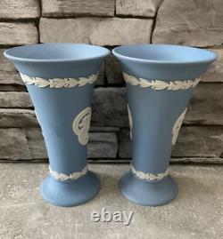 Vases en jaspe jasperware à motif de hippocampe en blanc sur bleu Wedgwood, paire, discontinués