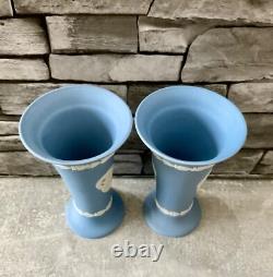 Vases en jaspe jasperware à motif de hippocampe en blanc sur bleu Wedgwood, paire, discontinués