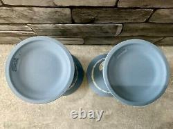 Vases en jaspe jasperware à motif de hippocampe en blanc sur bleu Wedgwood, paire, discontinués