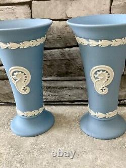 Vases en jaspe jasperware à motif de hippocampe en blanc sur bleu Wedgwood, paire, discontinués