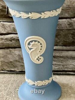 Vases en jaspe jasperware à motif de hippocampe en blanc sur bleu Wedgwood, paire, discontinués