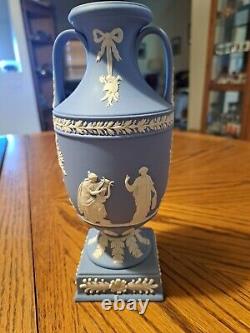 Vases-trophées sur pied en jaspe bleu Wedgwood représentant Apollon et les Muses (1954)