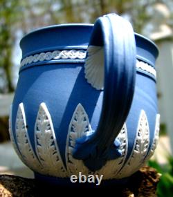 Vente Wedgwood Vente 18ème siècle Jasperware Tasse à crème bleu solide avec couvercle Rare