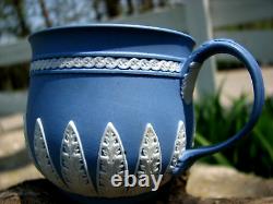 Vente Wedgwood Vente 18ème siècle Jasperware Tasse à crème bleu solide avec couvercle Rare