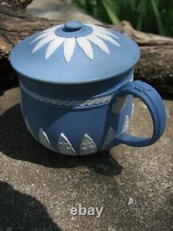 Vente Wedgwood Vente 18ème siècle Jasperware Tasse à crème bleu solide avec couvercle Rare