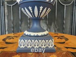 Vieux Wedgwood Portland Bleu Jasperware Heures De Danse Bacchus Têtes Urn Vase