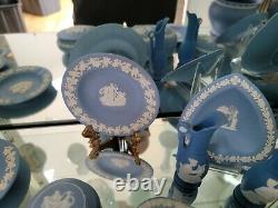Vintage Lot De 16 Wedgewood Blue Jasperware Plates Boxes Vase Pitcher Angleterre