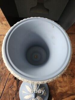 Vintage Wedgwood Blue Jasperware Campagna Lidded Urn Vase Boxed, Bonne Condition