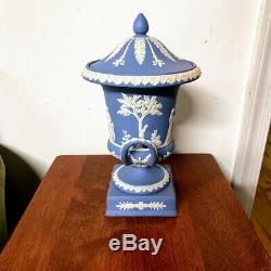 Vintage Wedgwood Crème Sur Bleu-clair Jasperware 11 1/4 Urne Sacrifice Vase Figure