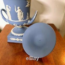 Vintage Wedgwood Crème Sur Bleu-clair Jasperware 11 1/4 Urne Sacrifice Vase Figure