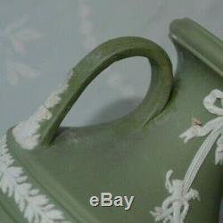 Vintage Wedgwood Double Handled Piédestal Urne Vases Vert Sauge Jasperware Paire De
