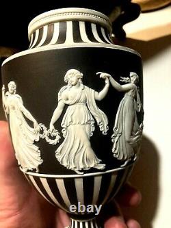 Vtg. Lg 10 Wedgwood Black Jasperware Dancing Heures Urn Vase Avec LID Finial Nice