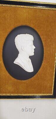 WEDGWOOD - Médaille John F. Kennedy en jaspe sur cadre basaltique blanc sur noir