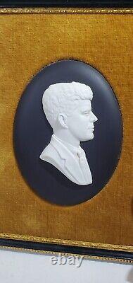 WEDGWOOD - Médaille John F. Kennedy en jaspe sur cadre basaltique blanc sur noir